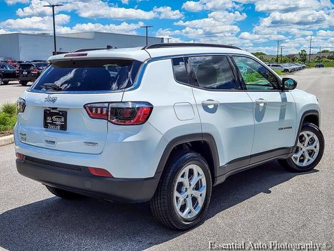 Used 2024 Jeep Compass Latitude AWD/4WD image 7