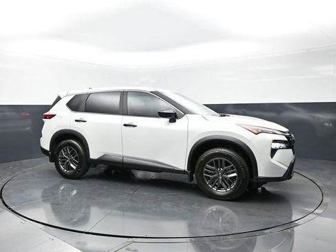 Used 2025 Nissan Rogue S FWD image 2