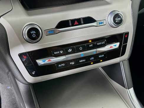 Used 2024 Ford Explorer XLT w/ Equipment Group 202A image 23