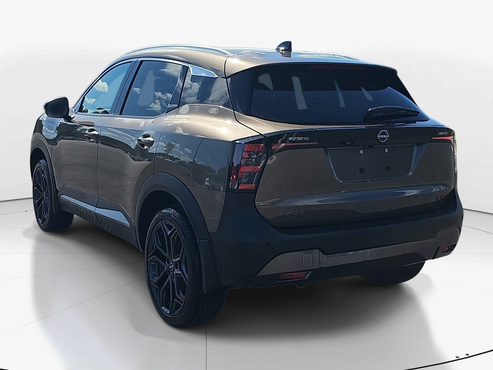 Used 2026 Nissan Kicks SR w/ SR Premium Package FWD image 6