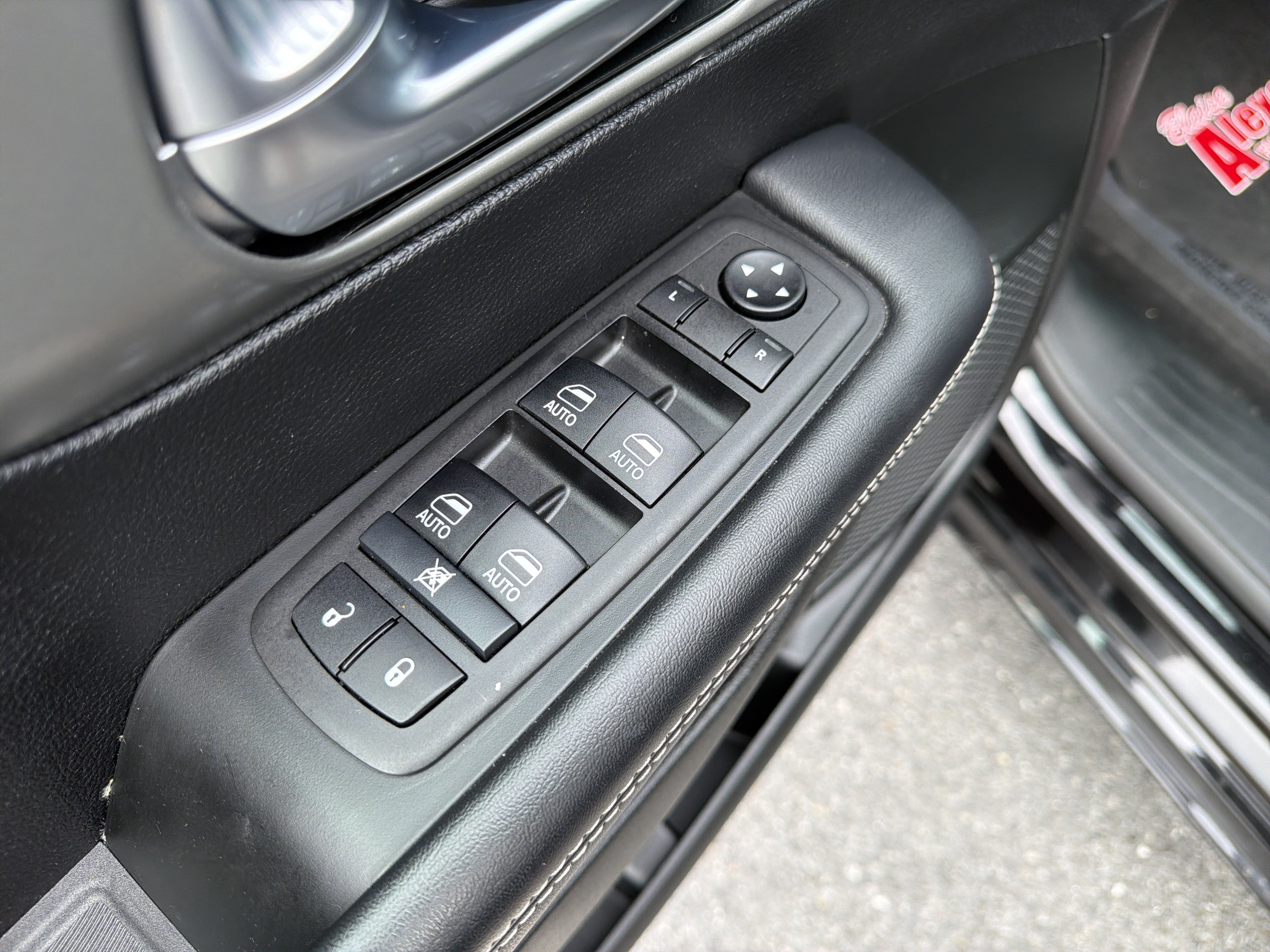 Used 2025 Chrysler Pacifica Select FWD image 17