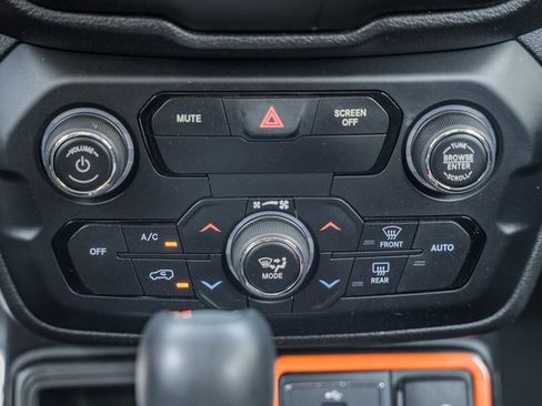 Used 2020 Jeep Renegade Latitude w/ UConnect 8.4 Nav Group image 13