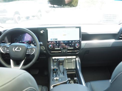 Used 2025 Lexus GX 550 w/ Accessory Package (31) AWD/4WD image 18