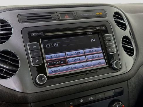 Used 2015 Volkswagen Tiguan S image 14