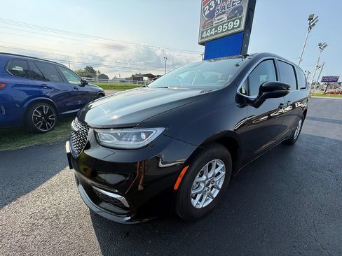 Used 2024 Chrysler Pacifica Touring-L FWD image 8