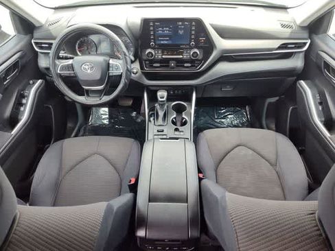 Used 2022 Toyota Highlander LE AWD/4WD image 12