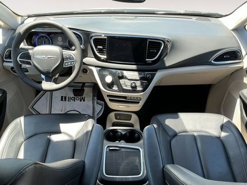 Used 2024 Chrysler Pacifica Touring-L FWD image 6