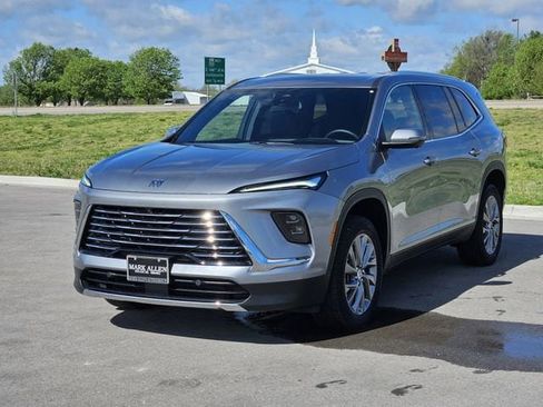 Used 2025 Buick Enclave Preferred FWD image 3