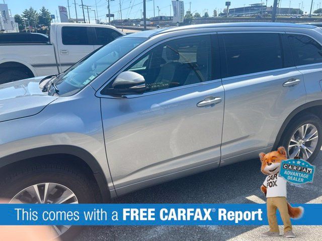 Used 2014 Toyota Highlander XLE FWD image 2