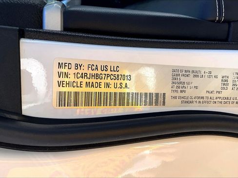 Used 2023 Jeep Grand Cherokee Limited w/ Black Appearance Package AWD/4WD image 11