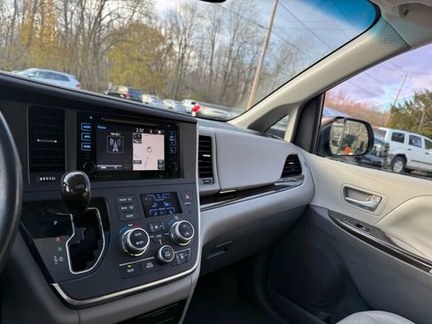 Used 2016 Toyota Sienna Limited image 10