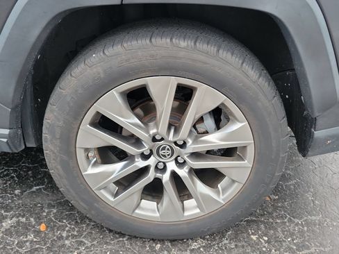 Used 2019 Toyota RAV4 XLE Premium FWD image 9