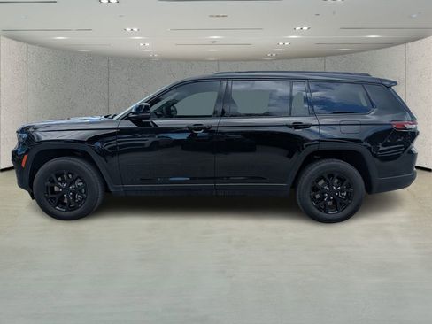 Used 2025 Jeep Grand Cherokee L Laredo image 6