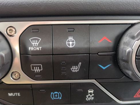 Used 2025 Jeep Wrangler Unlimited Sahara image 24