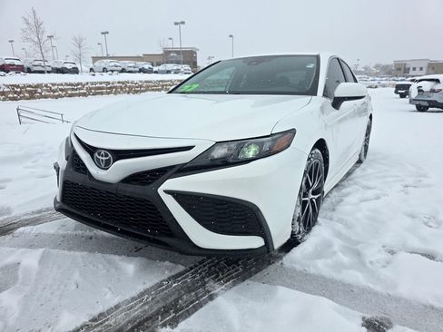 Used 2022 Toyota Camry SE image 3