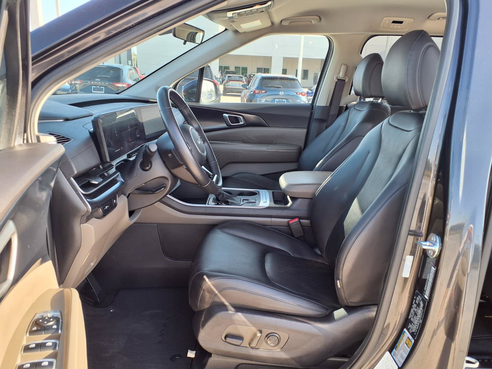 Used 2025 Kia Carnival FWD image 24