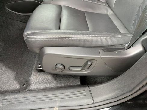 Used 2025 Volvo XC40 B5 Plus image 17