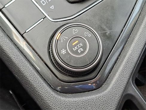 Used 2019 Volkswagen Tiguan SE image 16