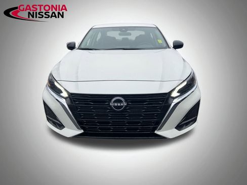 Used 2024 Nissan Altima 2.5 SV image 2