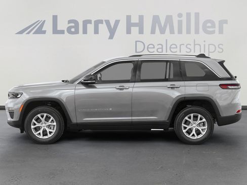 Used 2022 Jeep Grand Cherokee Altitude AWD/4WD image 5
