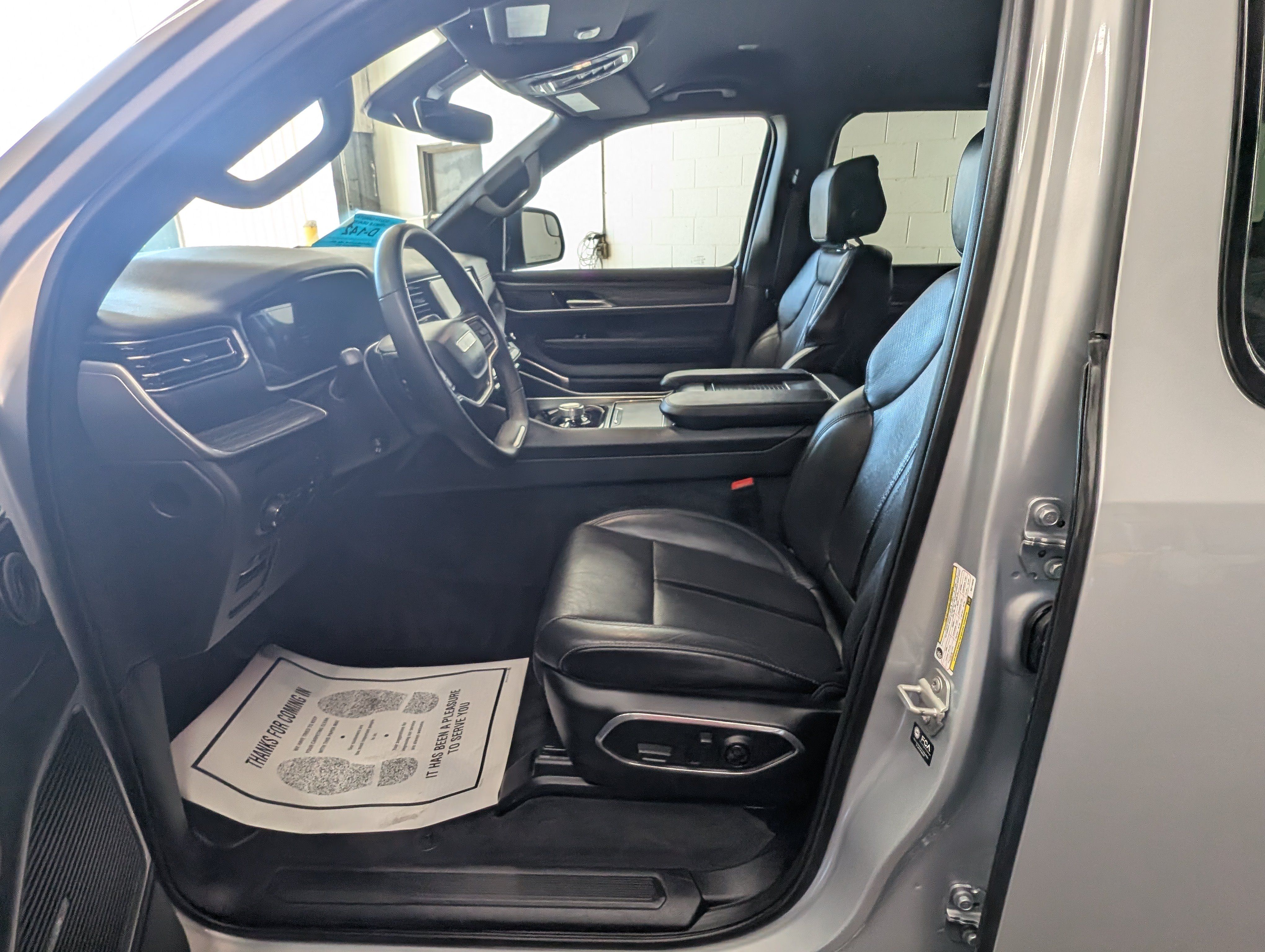Used 2024 Jeep Wagoneer L Series II w/ Flexible Seating Group AWD/4WD image 12