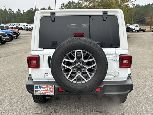 Used 2025 Jeep Wrangler Sahara image 6