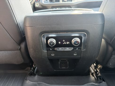 Used 2022 GMC Yukon XL AT4 AWD/4WD image 29