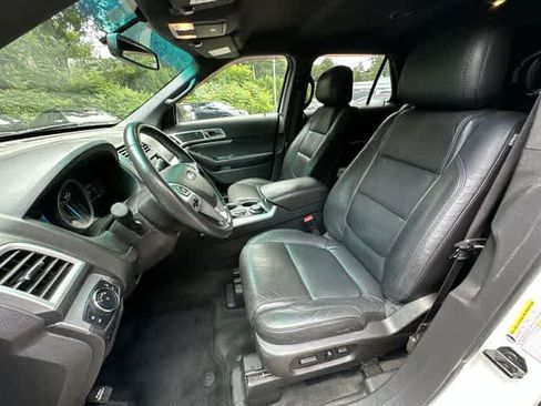 Used 2014 Ford Explorer XLT w/ Equipment Group 202A AWD/4WD image 16