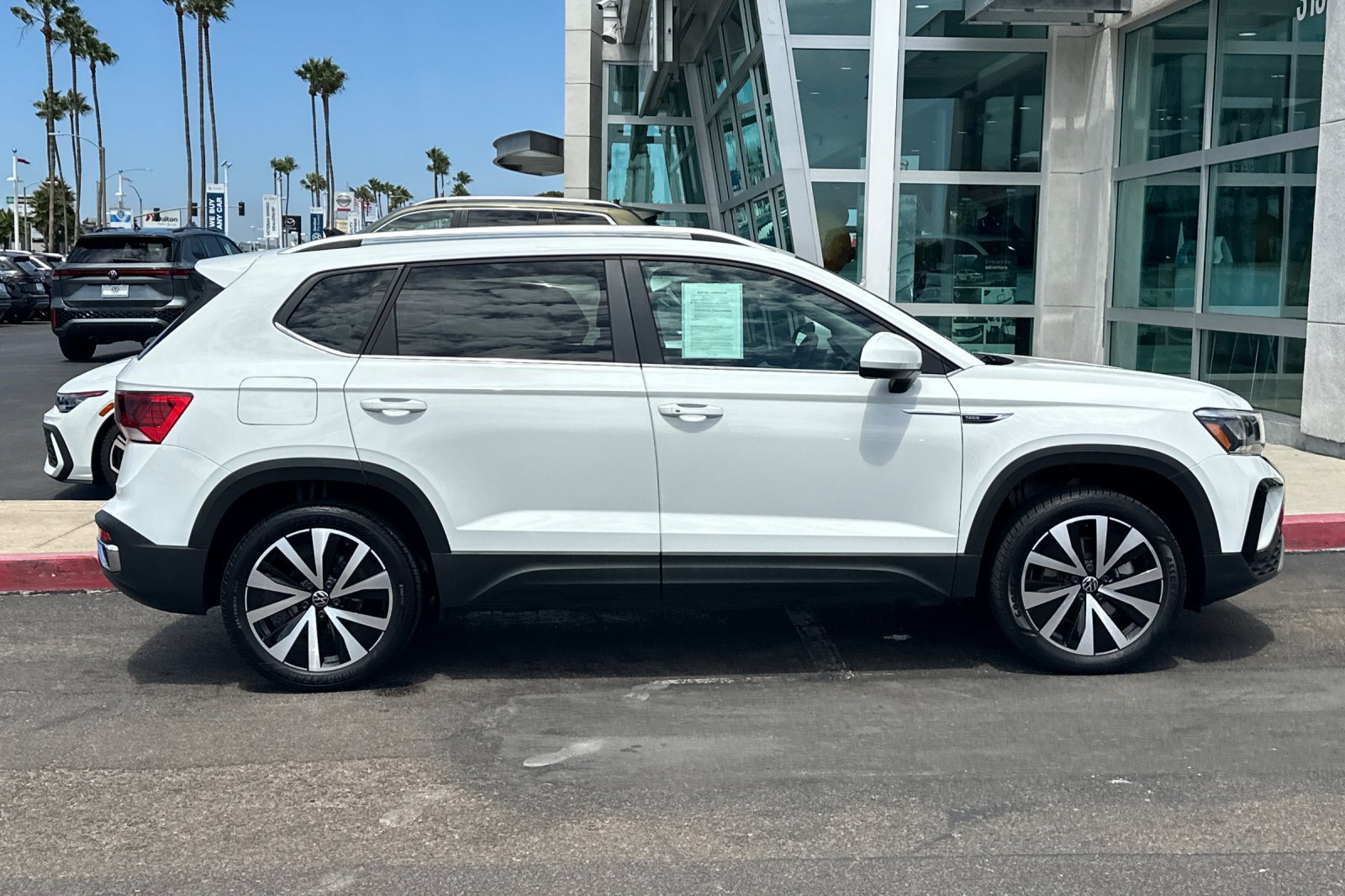 Used 2023 Volkswagen Taos SE w/ Panoramic Sunroof Package FWD image 3