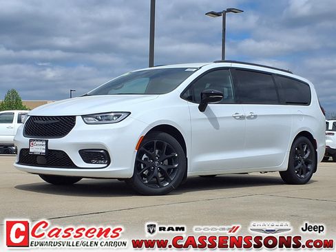 New 2026 Chrysler Pacifica Select w/ S Appearance Package FWD image 1