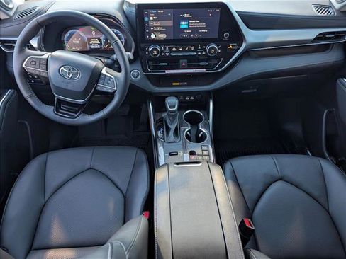 New 2026 Toyota Highlander Platinum AWD/4WD image 14