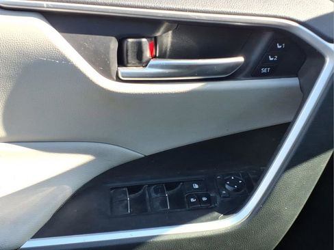 Used 2021 Toyota RAV4 XLE Premium image 21