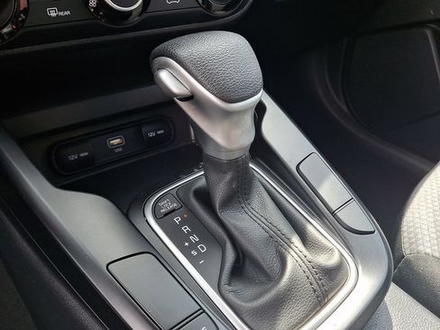 Used 2025 Kia Soul LX w/ LX Technology Package FWD image 17