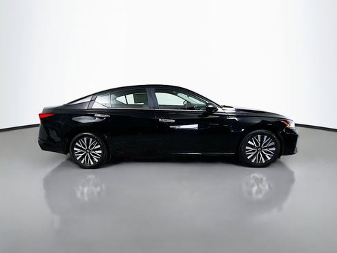 Used 2024 Nissan Altima 2.5 SV FWD image 3