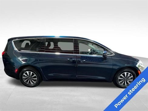 Used 2023 Chrysler Pacifica Touring-L w/ Uconnect Theater Family Group FWD image 4