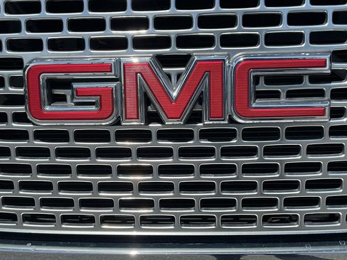Used 2015 GMC Yukon Denali w/ Touring Package AWD/4WD image 11