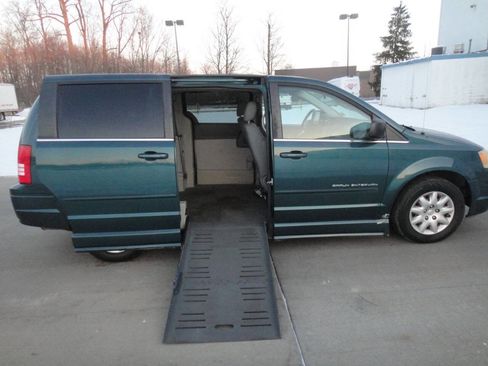 Used 2009 Chrysler Town & Country LX w/ PWR Convenience Group image 3