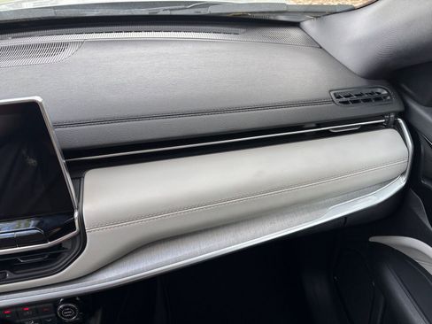 Used 2025 Jeep Compass Limited image 35