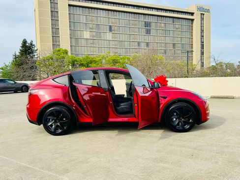 Used 2023 Tesla Model Y Long Range image 32