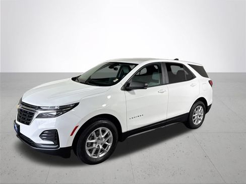 Used 2022 Chevrolet Equinox LS w/ LS Convenience Package AWD/4WD image 2