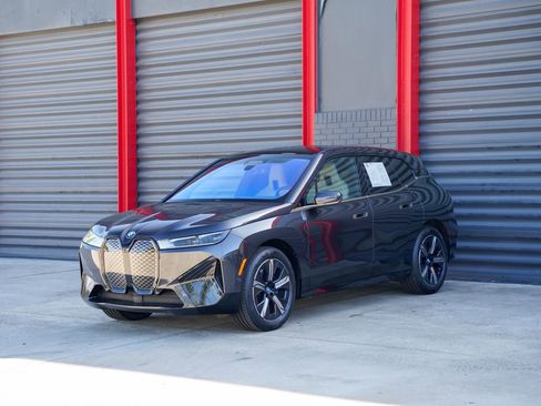 Used 2023 BMW iX xDrive50 w/ Sport Package image 1