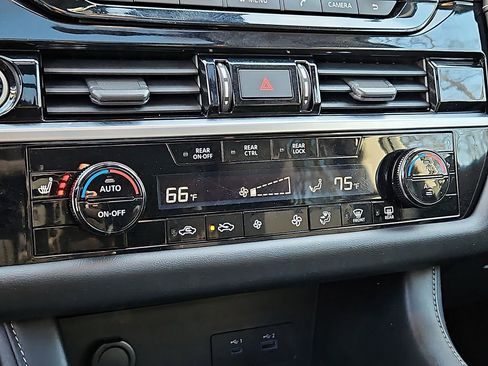 Used 2022 Nissan Pathfinder SV w/ SV Premium Package image 18