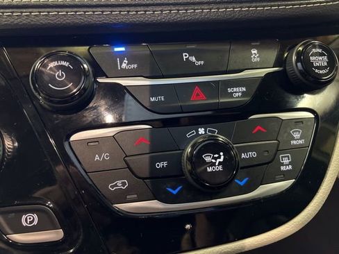 Used 2024 Chrysler Pacifica Limited FWD image 33