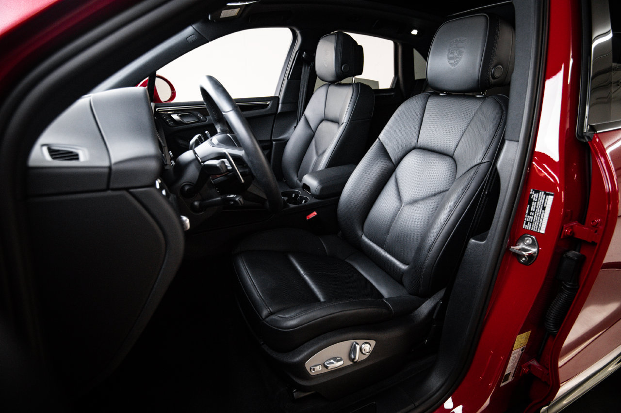 Certified 2026 Porsche Macan AWD/4WD image 5