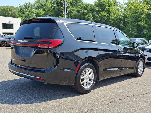 Certified 2024 Chrysler Pacifica Touring-L FWD image 6