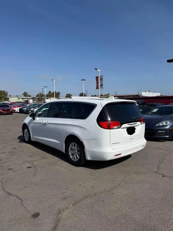Used 2017 Chrysler Pacifica Touring FWD image 4