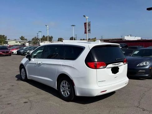 Used 2017 Chrysler Pacifica Touring FWD image 4