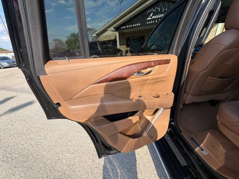 Used 2017 Cadillac Escalade AWD Platinum image 25
