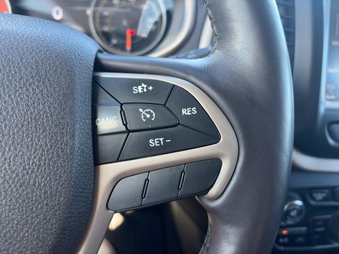 Used 2017 Jeep Cherokee Trailhawk AWD/4WD image 19