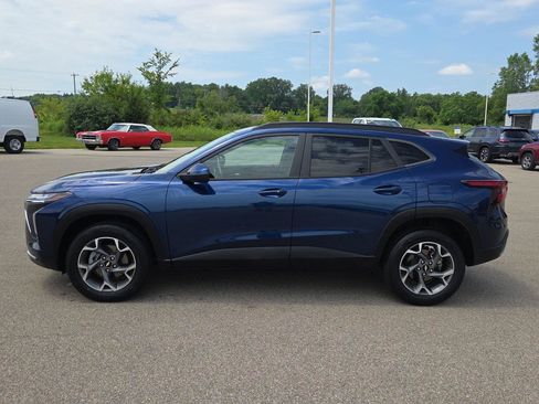 Used 2024 Chevrolet Trax LT w/ LT Convenience Package FWD image 2
